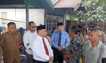 Bupati Kotim Halikinnor baju putih berbincang dengan salah satu warga korban kebakaran Baharudin baju batik hitam Senin 27 Februari 2023