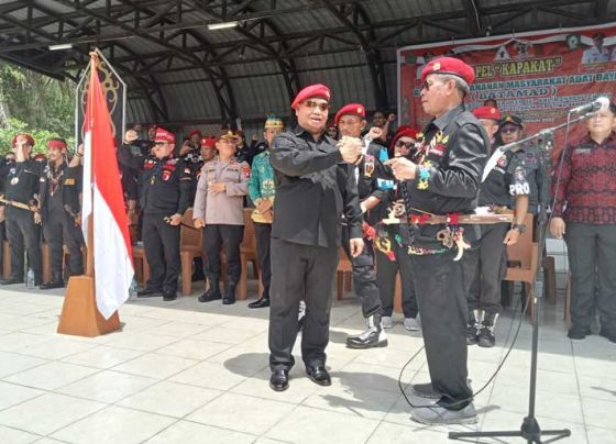 Bupati Kotim Halikinnor berjabat tangan dengan Panglima Batamad Kalteng Yuandrias dalam Apel Hapakat di Taman Kota Sampit Selasa 21 Februari 2023.