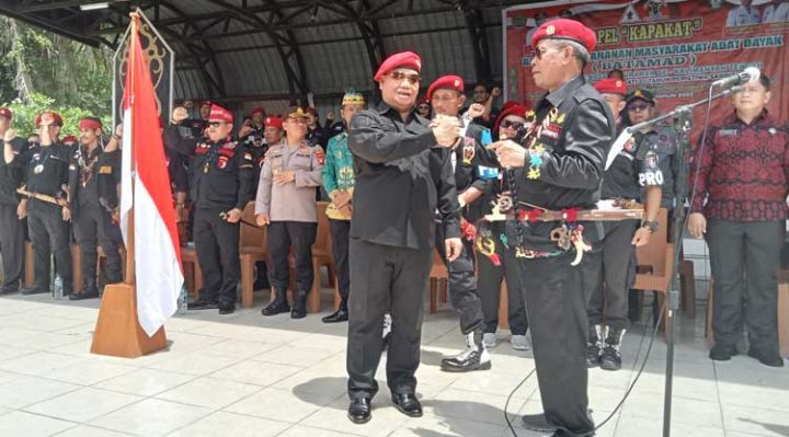 Bupati Kotim Halikinnor berjabat tangan dengan Panglima Batamad Kalteng Yuandrias dalam Apel Hapakat di Taman Kota Sampit Selasa 21 Februari 2023.