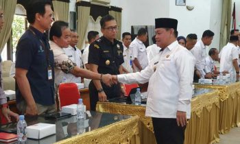 Bupati Kotim Halikinnor berjabat tangan dengan peserta RKPD saat ingin meninggalkan ruangan rapat Rabu 8 Februari 2023.