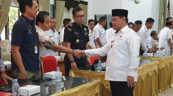 Bupati Kotim Halikinnor berjabat tangan dengan peserta RKPD saat ingin meninggalkan ruangan rapat Rabu 8 Februari 2023.