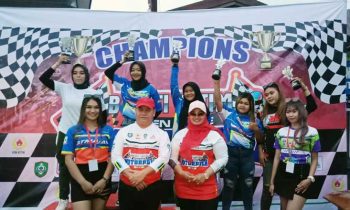 Bupati Kotim Halikinnor dan Wakil Bupati Kotim Irawati bersama juara Kelas matic 130 cc standar wanita dalam event Bupati Kotim Open Race Motorprix