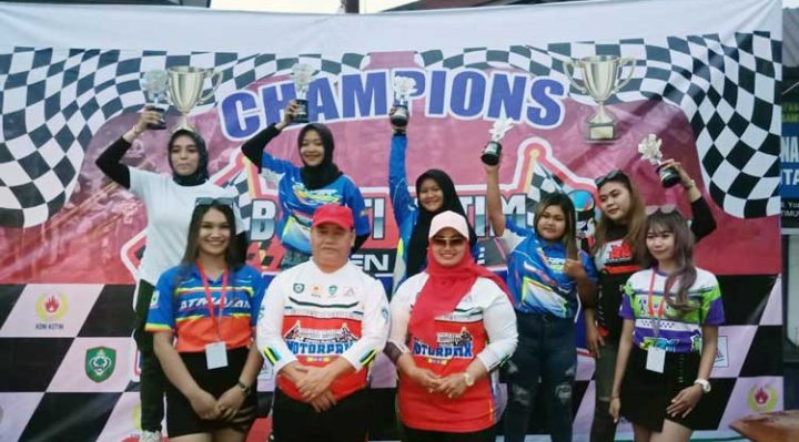 Bupati Kotim Halikinnor dan Wakil Bupati Kotim Irawati bersama juara Kelas matic 130 cc standar wanita dalam event Bupati Kotim Open Race Motorprix