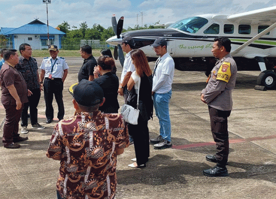 Bupati Kotim Halikinnor dan pihak Direktur Smart Aviation di Bandara H Asan Sampit Sabtu 18 Februari 2023. 1