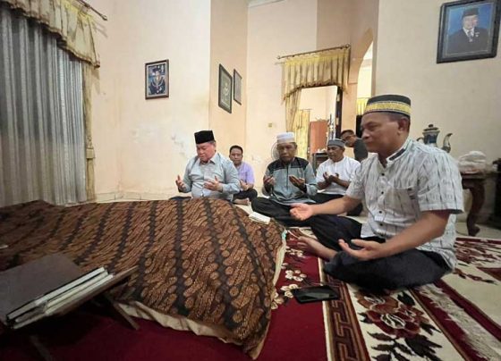 Bupati Kotim Halikinnor datang melayat dan mendoakan H Zulkansyah di rumah duka di Jalan Hasan Mansyur Selasa malam 7 Februari 2023.