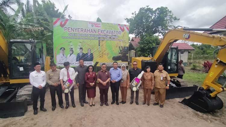 Baamang dan Ketapang Terima Bantuan Satu Unit Alat Berat