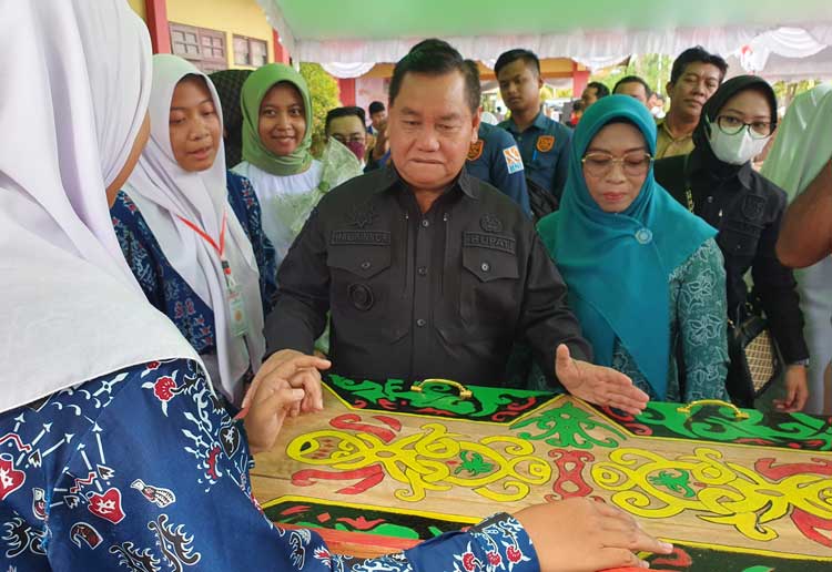 SMAN 2 Sampit Buat Alat Cetak Batik dengan Menggunakan Bahan Alam