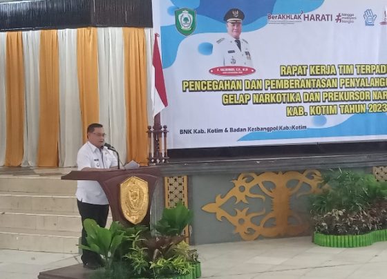 Bupati Kotim Halikinnor memberikan sambutan pada pembukaan Rapat Kerja Tim Terpadu P4GN PN di Gedung Serbaguna Sampit Rabu 15 Februari 2023.