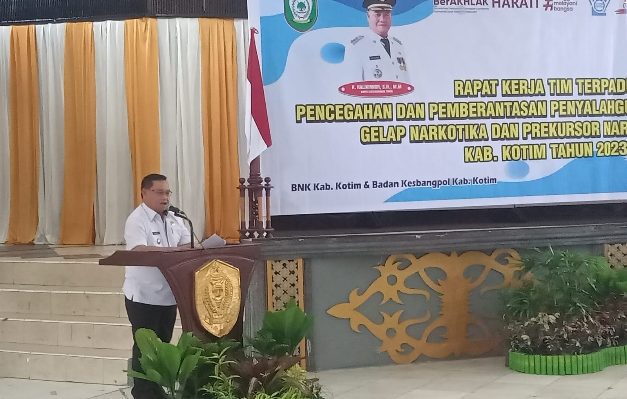 Bupati Kotim Halikinnor memberikan sambutan pada pembukaan Rapat Kerja Tim Terpadu P4GN PN di Gedung Serbaguna Sampit Rabu 15 Februari 2023.