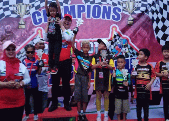 Bupati Kotim Halikinnor mengangkat peserta Mini GP U 10 tahun pada penyerahan hadirah para juara di ivent Bupati Kotim Open Race Motoprix 2023