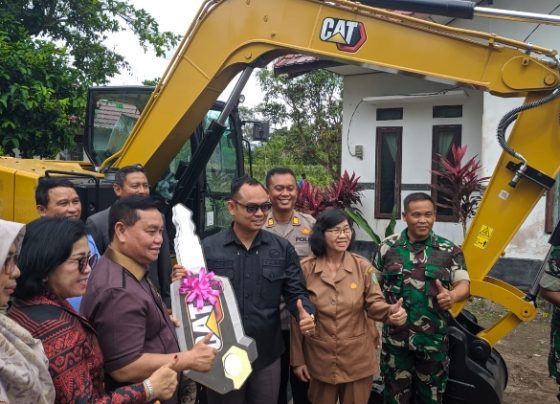 Bupati Kotim Halikinnor menyerahkan satu unit ekskavator kepada Kecamatan Baamang.