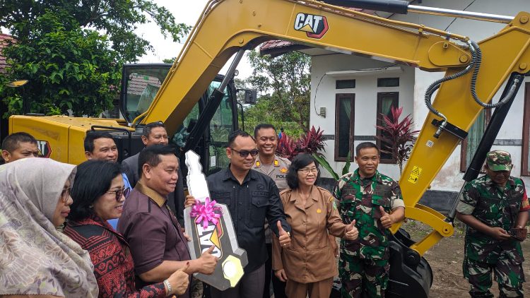 Tunaikan Janji Berikan Alat Berat untuk 17 Kecamatan