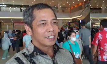 Bupati Kotim Halikinnor menyerahkan satu unit ekskavator kepada Kecamatan Baamang. 1