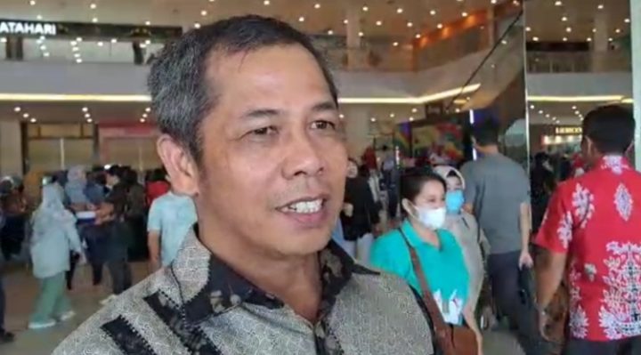 Bupati Kotim Halikinnor menyerahkan satu unit ekskavator kepada Kecamatan Baamang. 1