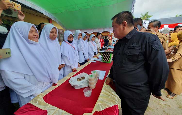 Peserta ini Mengolah Buah Ketapang Jadi Bahan Makan
