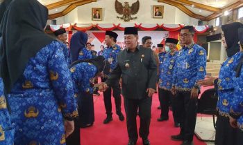 Bupati Kotim Halikinnor saat berjabat tangan dengan PNS yang baru diambil sumpah janjinya.