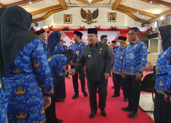 Bupati Kotim Halikinnor saat berjabat tangan dengan PNS yang baru diambil sumpah janjinya.