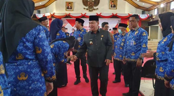 Bupati Kotim Halikinnor saat berjabat tangan dengan PNS yang baru diambil sumpah janjinya.