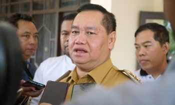 Bupati Kotim Halikinnor saat diwawancarai awak media.