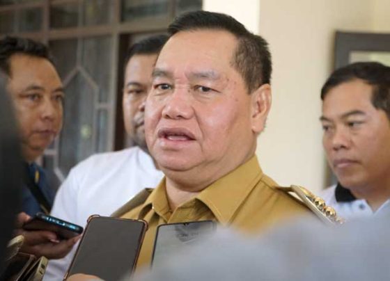 Bupati Kotim Halikinnor saat diwawancarai awak media.