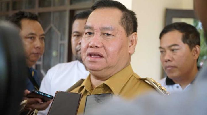 Bupati Kotim Halikinnor saat diwawancarai awak media.