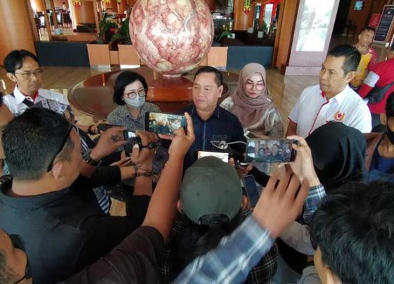 Bupati Kotim Halikinnor saat diwawancarai wartawan usai membuka Musorkab KONI Kotim 2023 Sabtu 4 Februari 2023.