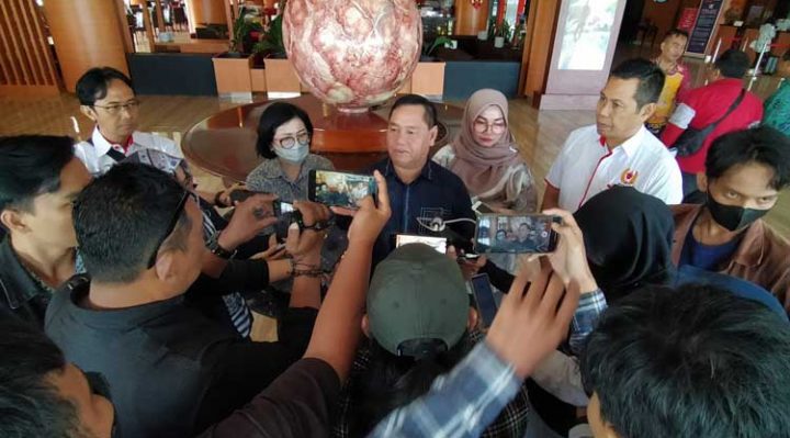 Bupati Kotim Halikinnor saat diwawancarai wartawan usai membuka Musorkab KONI Kotim 2023 Sabtu 4 Februari 2023.