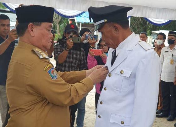 Bupati Kotim Halikinnor saat melantik Kepala Desa Bangkuang Makmur beberapa waktu lalu.