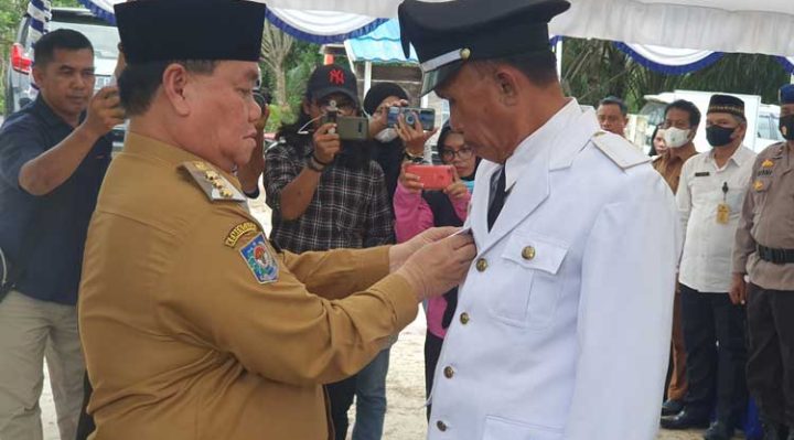 Bupati Kotim Halikinnor saat melantik Kepala Desa Bangkuang Makmur beberapa waktu lalu.