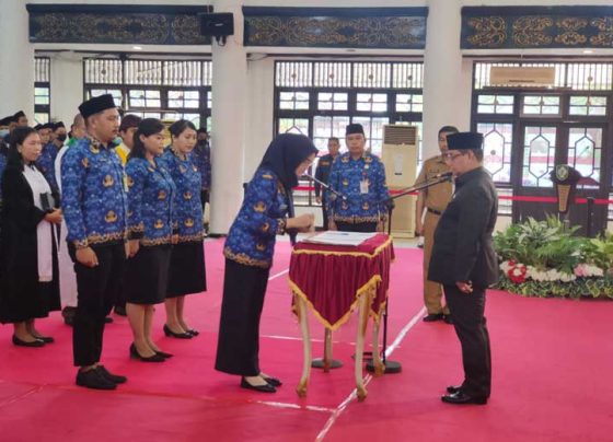 Bupati Kotim Halikinnor saat melantik PNS di lingkungan Pemkab Kotim Selasa 28 Februari 2023.