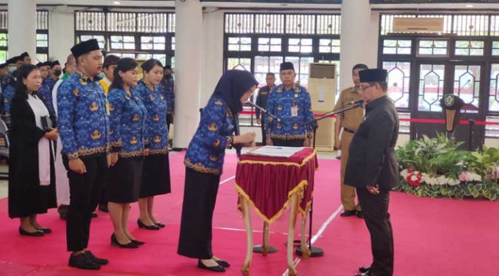 Bupati Kotim Halikinnor saat melantik PNS di lingkungan Pemkab Kotim Selasa 28 Februari 2023.