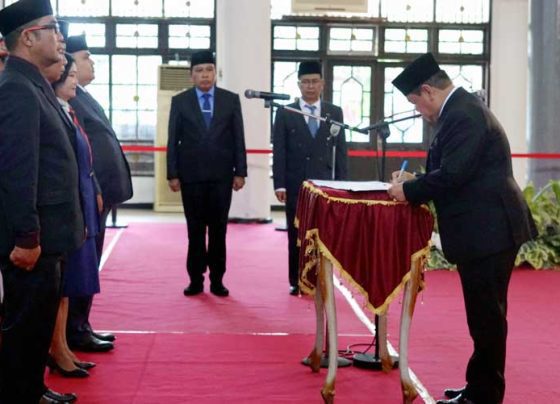 Bupati Kotim Halikinnor saat melantik pejabat eselon II di Gedung Serbaguna Senin 27 Februari 2023.