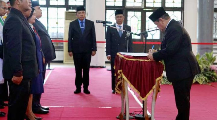 Bupati Kotim Halikinnor saat melantik pejabat eselon II di Gedung Serbaguna Senin 27 Februari 2023.