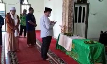 Bupati Kotim Halikinnor saat melayat dan mendoakan Najmi Fuadi pejabat Kotim yang meninggal dunia Kamis 23 Februari 2023.