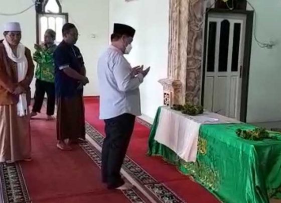 Bupati Kotim Halikinnor saat melayat dan mendoakan Najmi Fuadi pejabat Kotim yang meninggal dunia Kamis 23 Februari 2023.