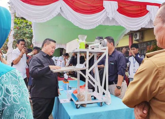 Bupati Kotim Halikinnor saat melihat karya dari peserta perlombaan Inovasi Teknologi Tepat Guna di halaman Kantor DPMD Kotim Selasa 21 Februari 2023.