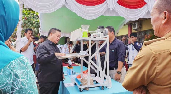 Bupati Kotim Halikinnor saat melihat karya dari peserta perlombaan Inovasi Teknologi Tepat Guna di halaman Kantor DPMD Kotim Selasa 21 Februari 2023.