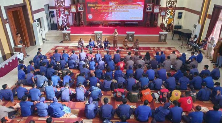 Bupati Kotim Halikinnor saat memberikan motivasi kepada seluruh pegawai Disdamkarmat dan BPBD Kotim di aula rumah jabatan Senin 13 Februari 2023.