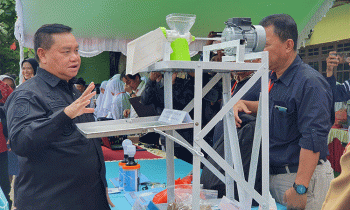 Bupati Kotim Halikinnor saat mengecek inovasi pembuat pakan ternak salah satu peserta Lomba Inovasi TTG DPMD tingkat Kotim.