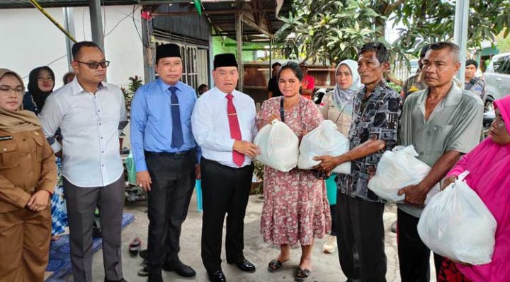 Bupati Kotim Halikinnor saat menyerahkan bantuan kepada korban kebakaran di Kelurahan Baamang Hulu.