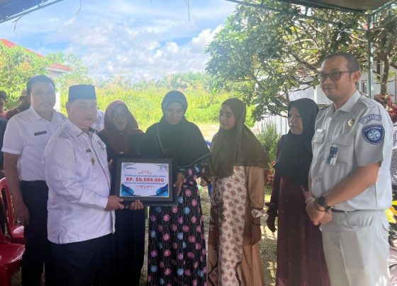 Bupati Kotim Halikinnor saat menyerahkan santunan kepada keluarga siswa SMK korban kecelakaan lalu lintas di Jalan Jenderal Sudirman Sampit. 1