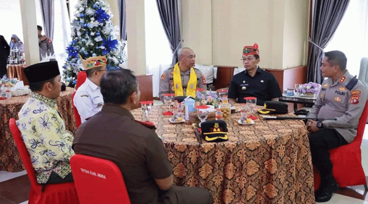 Bupati Murung Raya Perdie M Yoseph bersama Forkompimda saat menerima kunjungan Wakapolda Kalteng Rabu 1 Februari 2023.