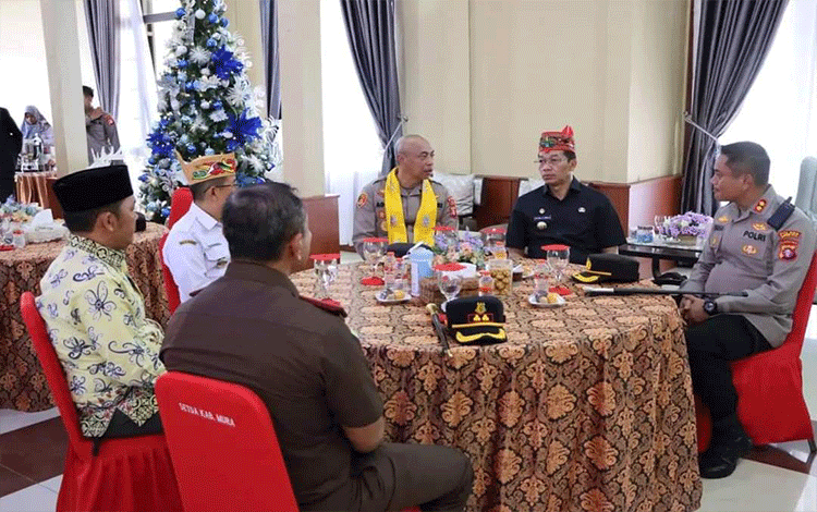 Forkopimda Sambut Kujungan Wakapolda Kalteng dengan Prosesi Tarian Adat Dayak dan Potong Pantan