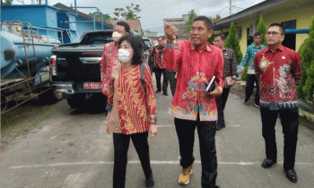 Bupati Pulang Pisau Pudjirustaty Narang didampingi Plh Direktur PDAM beserta jajaran Kepala OPD di Pulang Pisau meninjau kondisi PDAM saat ini.