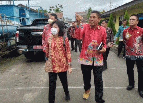 Bupati Pulang Pisau Pudjirustaty Narang didampingi Plh Direktur PDAM beserta jajaran Kepala OPD di Pulang Pisau meninjau kondisi PDAM saat ini.