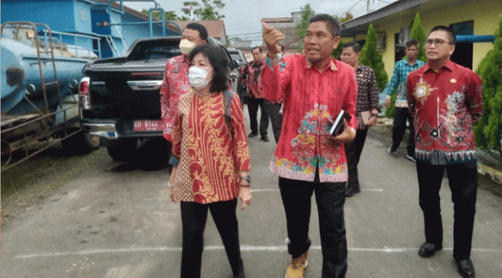Bupati Pulang Pisau Pudjirustaty Narang didampingi Plh Direktur PDAM beserta jajaran Kepala OPD di Pulang Pisau meninjau kondisi PDAM saat ini.