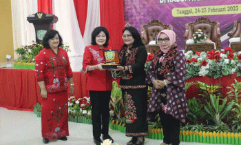 Bupati Pulang Pisau Pudjirustaty Narang didampingi ketua TP PKK Pulang Pisau menyerahkan palakat kepada Dewan Pembina IGC dan Ketua Wanita Keren Indonesia.