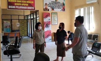 Bupati Pulang Pisau Pudjirustaty Narang masker putih saat meninjau pelayanan di Disdukcapil Pulang Pisau belum lama ini.