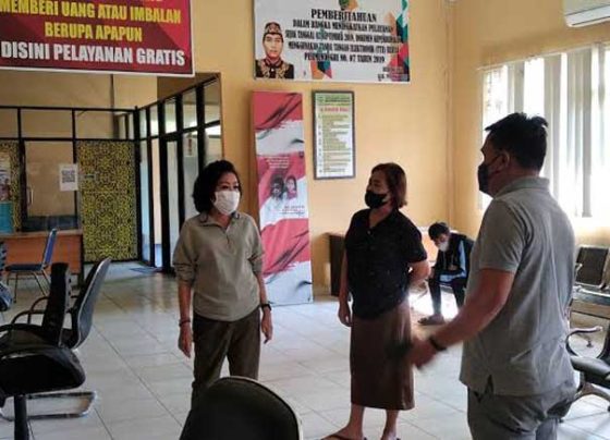 Bupati Pulang Pisau Pudjirustaty Narang masker putih saat meninjau pelayanan di Disdukcapil Pulang Pisau belum lama ini.