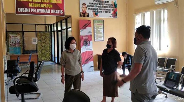 Bupati Pulang Pisau Pudjirustaty Narang masker putih saat meninjau pelayanan di Disdukcapil Pulang Pisau belum lama ini.